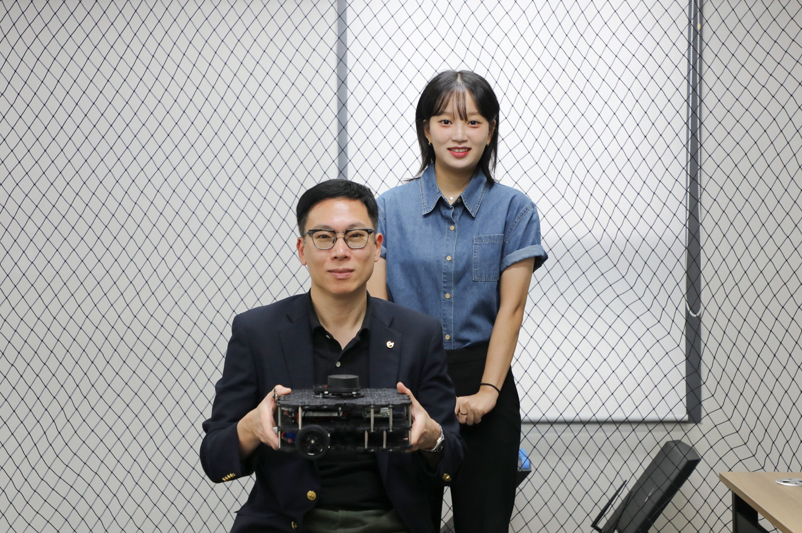 Robots Use Issue Propagation to Share and Forget Information, Reducing Travel Time by 30%